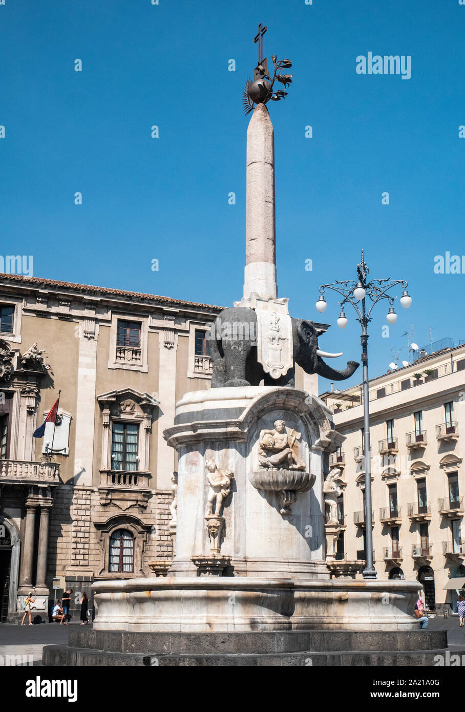 Fontaine des éléphants sur la Piazza Duomo à Catane créé bt G.B. Vaccarini en 1735 l'éléphant est sculpté dans la pierre de lave Banque D'Images