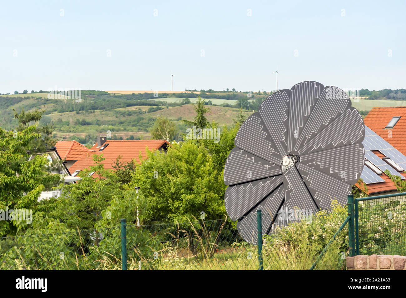 Fleur solaire dans un jardin privé pour produire de l'électricité pour l'ensemble du ménage Banque D'Images