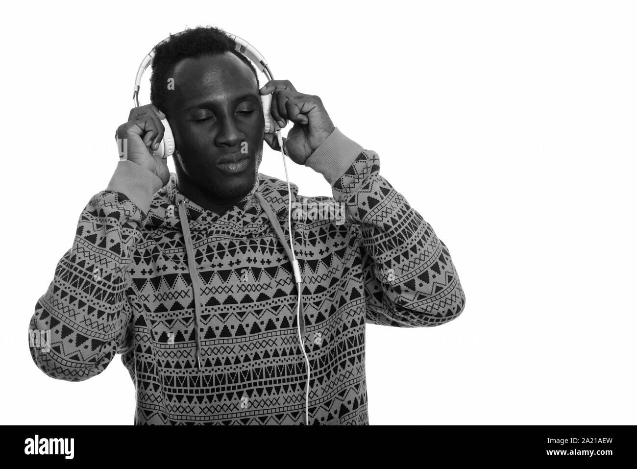 Jeune homme noir africain à écouter de la musique avec les yeux fermé Banque D'Images