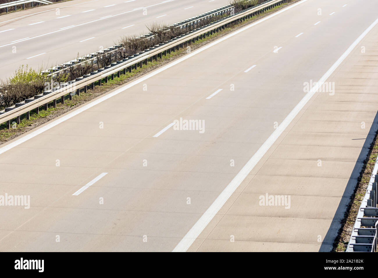 Vide la route à deux voies avec glissières de sécurité Banque D'Images