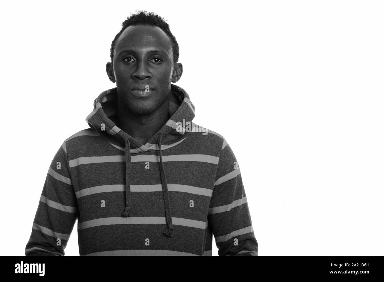 Portrait de jeune homme africain en noir et blanc Banque D'Images