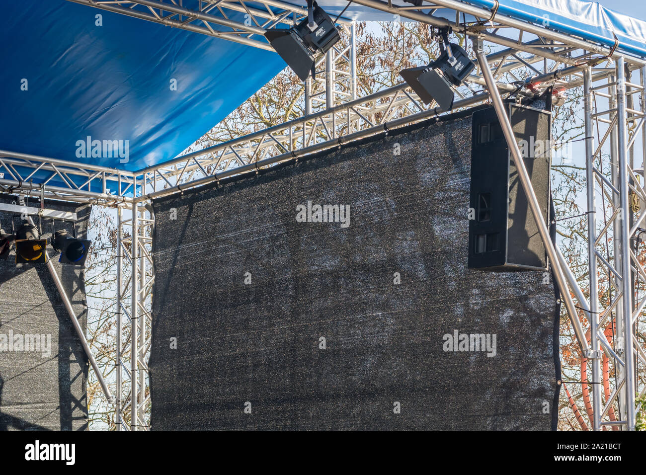 Construction de scènes avec des fermes, des haut-parleurs et un éclairage de scène Banque D'Images