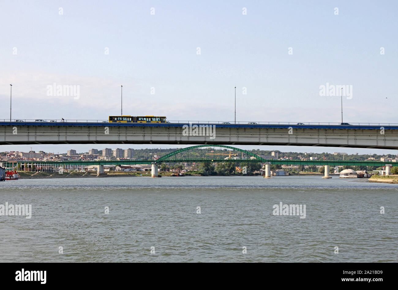 Bus sur le pont de Branko vu plus de Zemunski Road Bridge à partir d'un bateau sur la rivière Sava, Belgrade, Serbie. Banque D'Images