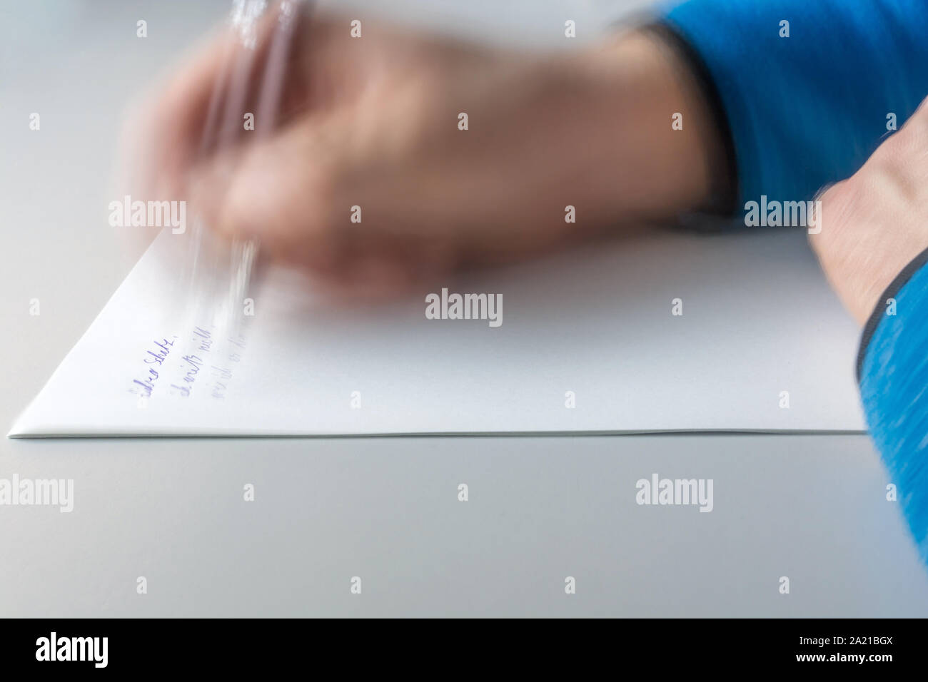 Je Ne Sais Pas En Allemand Homme écrit lettre à son partenariat avec les mots en allemand 'Hello  Darling, je ne sais pas Photo Stock - Alamy