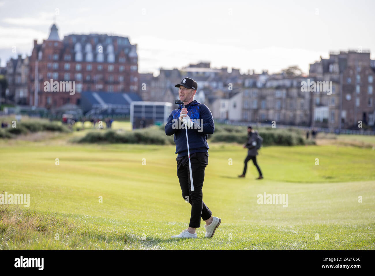 Ronan Keating garde un œil sur son tir d'approche au 2ème trou au cours de la troisième journée de l'Alfred Dunhill Links Championship à St Andrews Banque D'Images