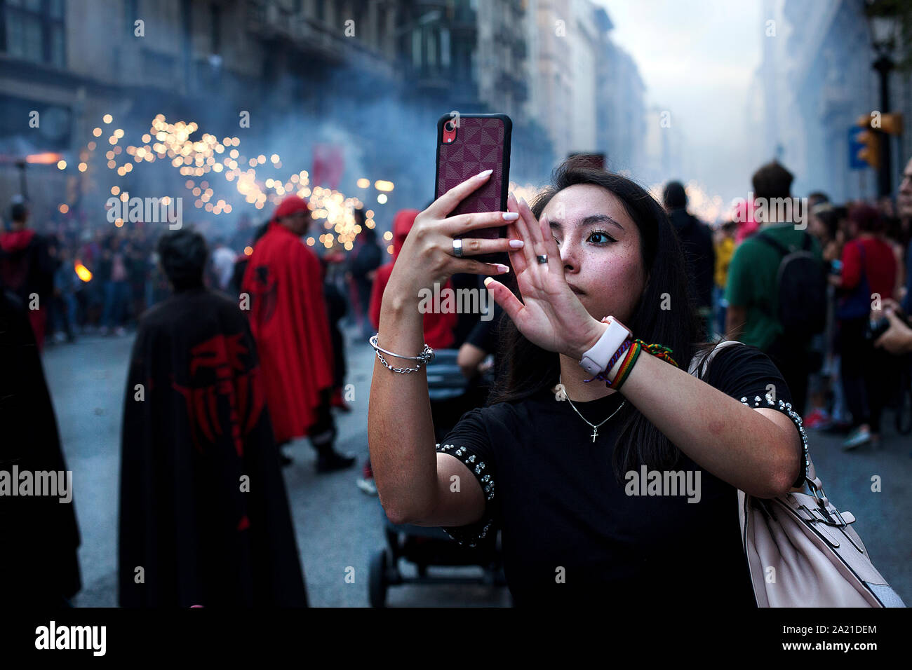 Asian woman en tenant à 'selfies correfoc', Barcelone. Banque D'Images