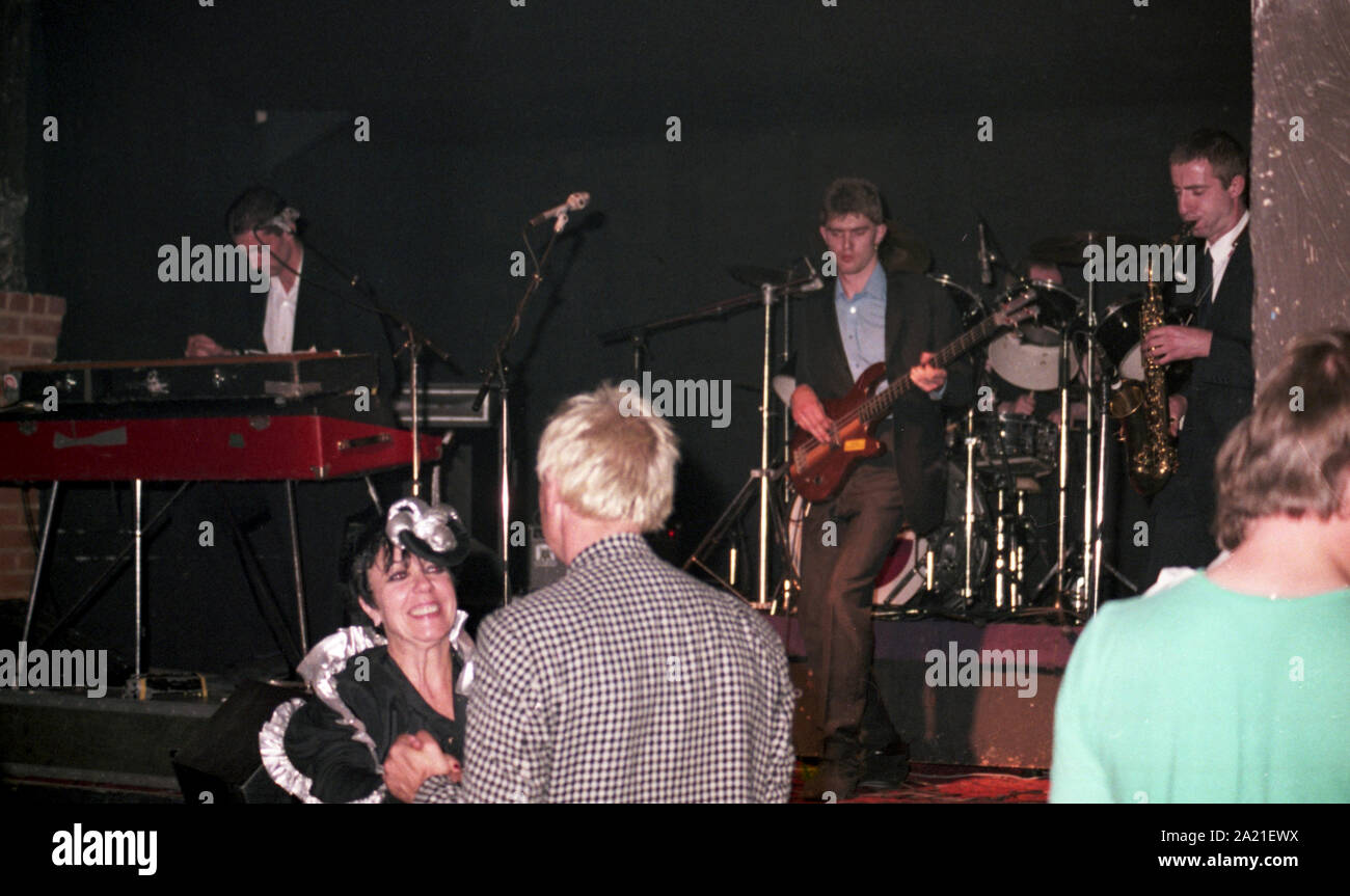 Mal de gorge Nouvelle Vague groupe jouant 'live' c1980 Chant : Justin Ward basse : Dan : Claviers Fleurs Fleurs Matthieu Guitare : Reid Savage Drums : Clive Kirby maux de gorge était un groupe punk / new wave de Highgate, Londres, Angleterre, créée en 1975, produisant 1 album en 1980, plus tôt que vous le pensez, sur le label Dureco et six singles. Photo par Tony Henshaw Archive Banque D'Images
