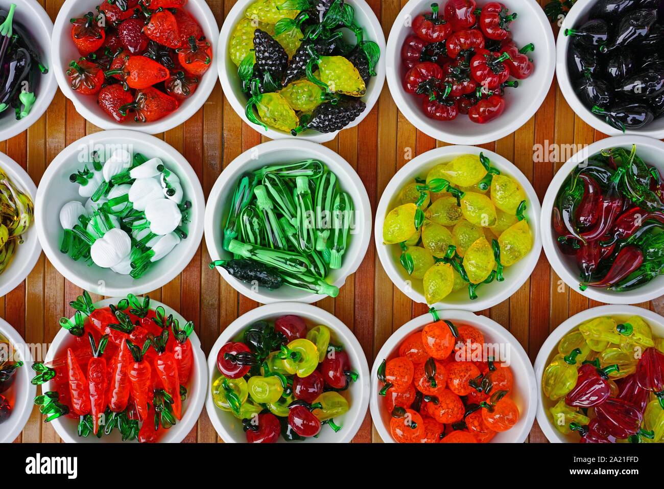 Petits bols remplis de fruits et légumes miniatures figurines en en verre  soufflé à Venise Photo Stock - Alamy
