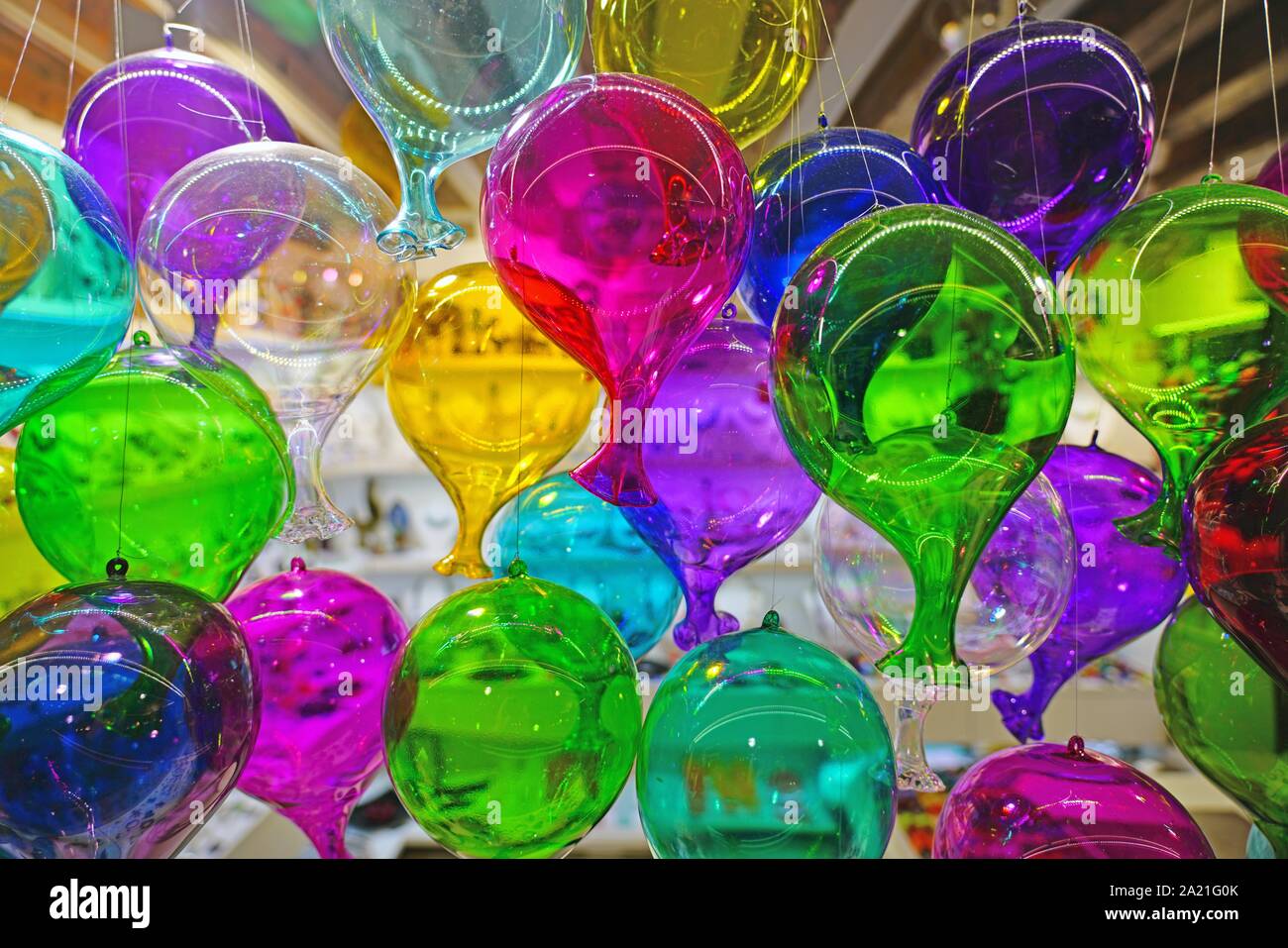 Suspension des ballons décoratifs réalisés en verre de Murano Photo Stock -  Alamy