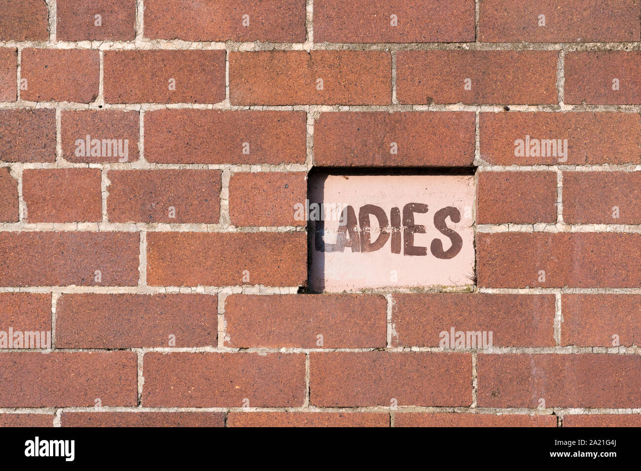 Peint à la main d'un signe sur l'extérieur d'une toilette publique dans un parc de Sydney, Australie Banque D'Images