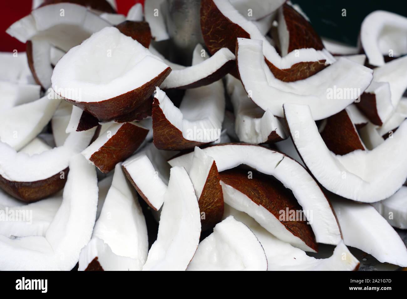 Morceaux de blanc fraîchement écossés chair de noix de coco Banque D'Images