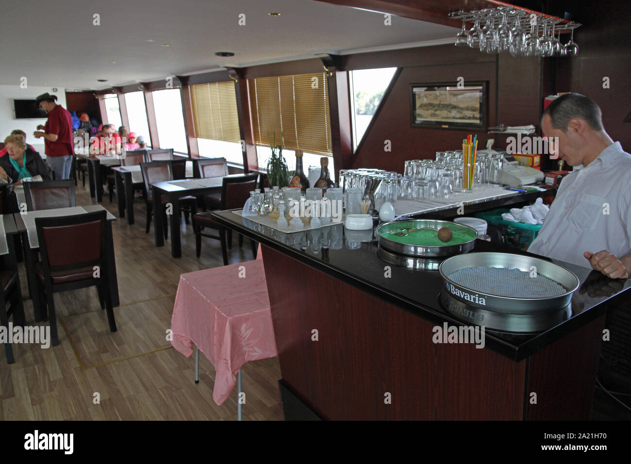 Les passagers de tourisme dans l'intérieur du Danube bateau de croisière repas avec bar et tendres, près de Belgrade, Serbie. Banque D'Images