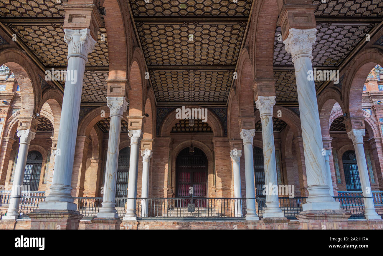 Une photo d'une galerie avec des colonnes de la Plaza de España, Séville. Banque D'Images