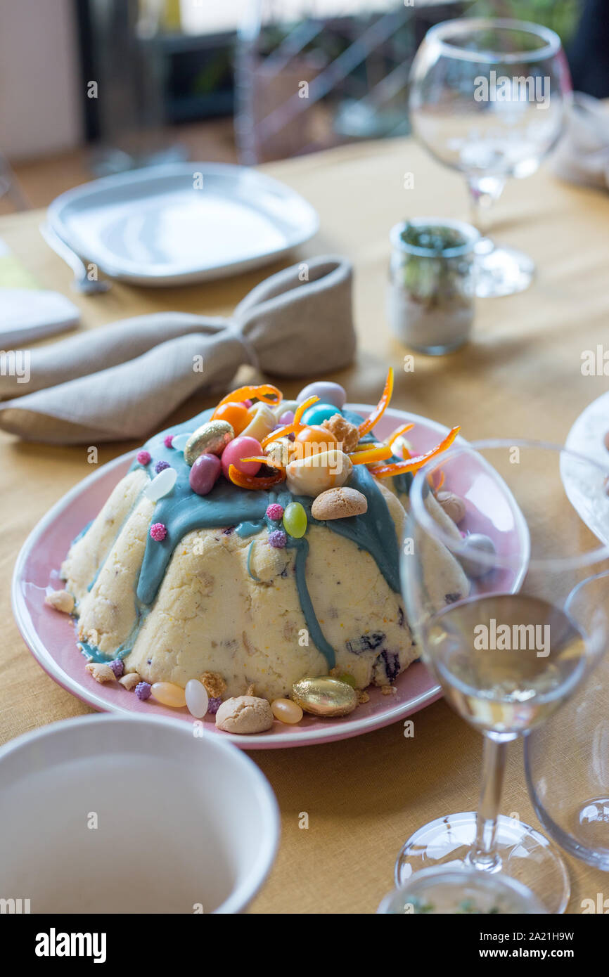 Federation Polonais Paskha Dessert Paques Pascha Faite Avec Du Fromage D œufs Et Le Sucre Decore De Fruits Confits Et Des œufs En Chocolat Photo Stock Alamy