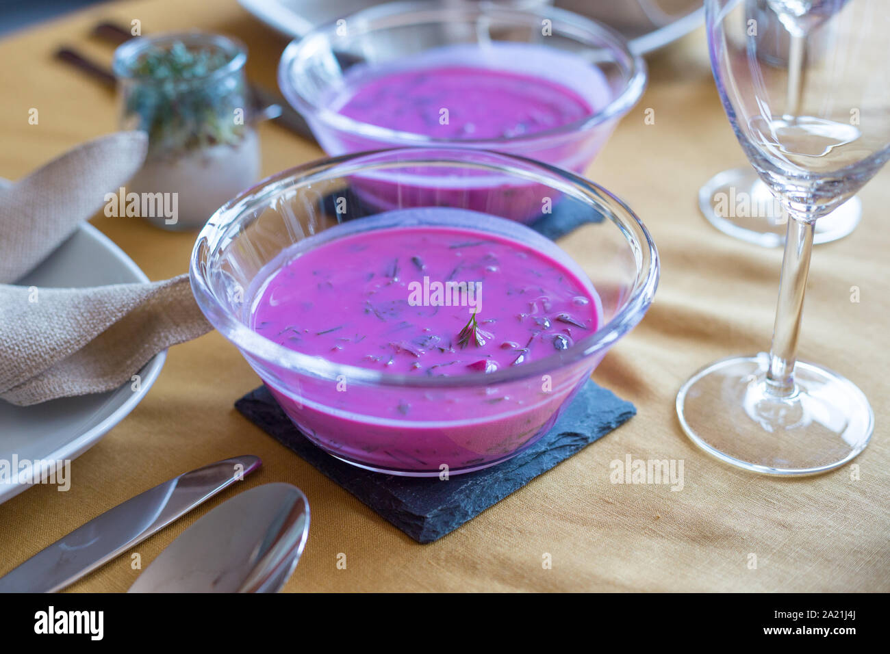 Soupe froide traditionnelle polonaise - chlodnik servis lors de la célébration de Pâques. Délicieux plat composé de betterave et le babeurre. Banque D'Images