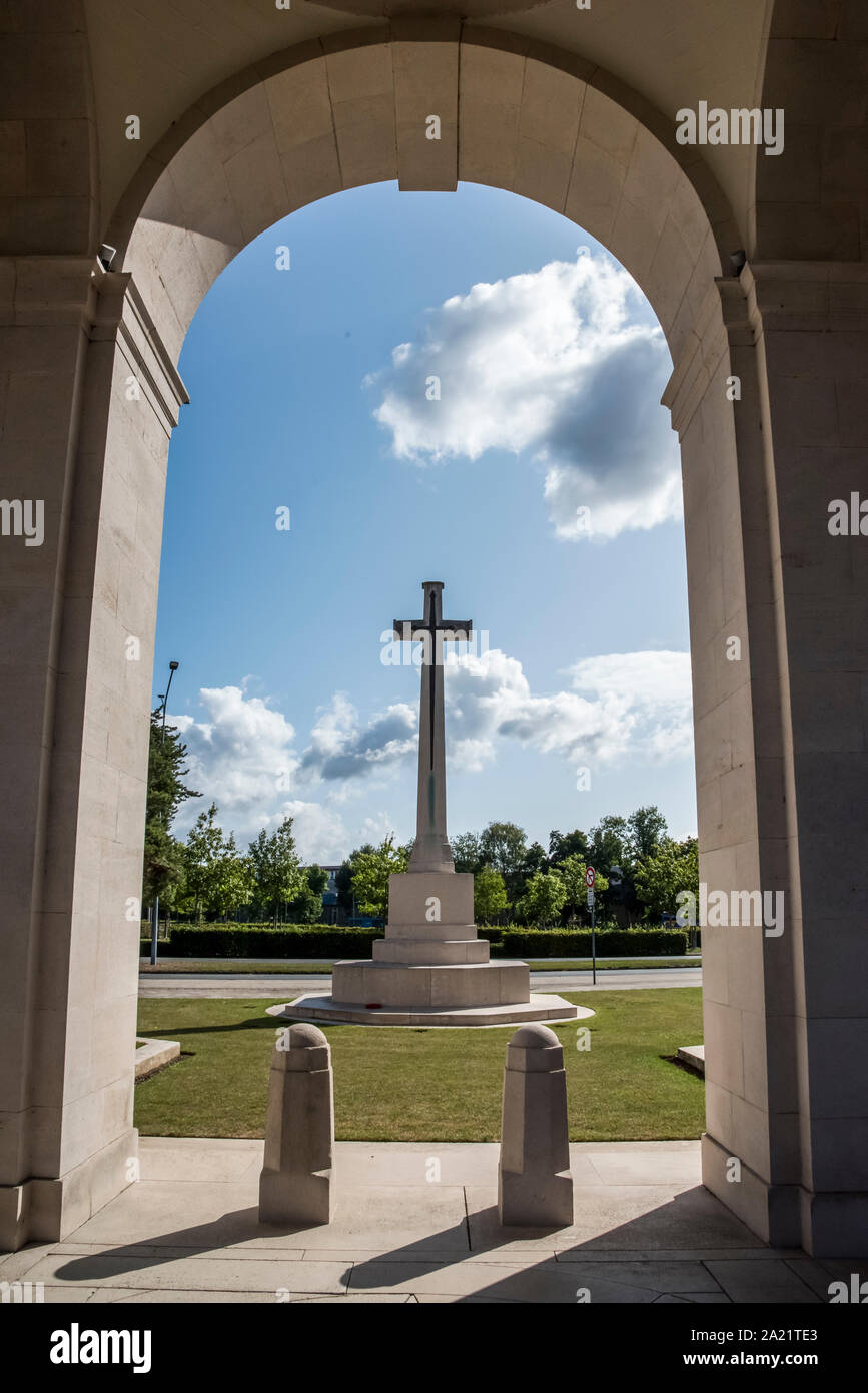 La Croix du Sacrifice à la CSGC et memorial cemetery à Arras sur la bataille de la Somme et le nord de la France Banque D'Images