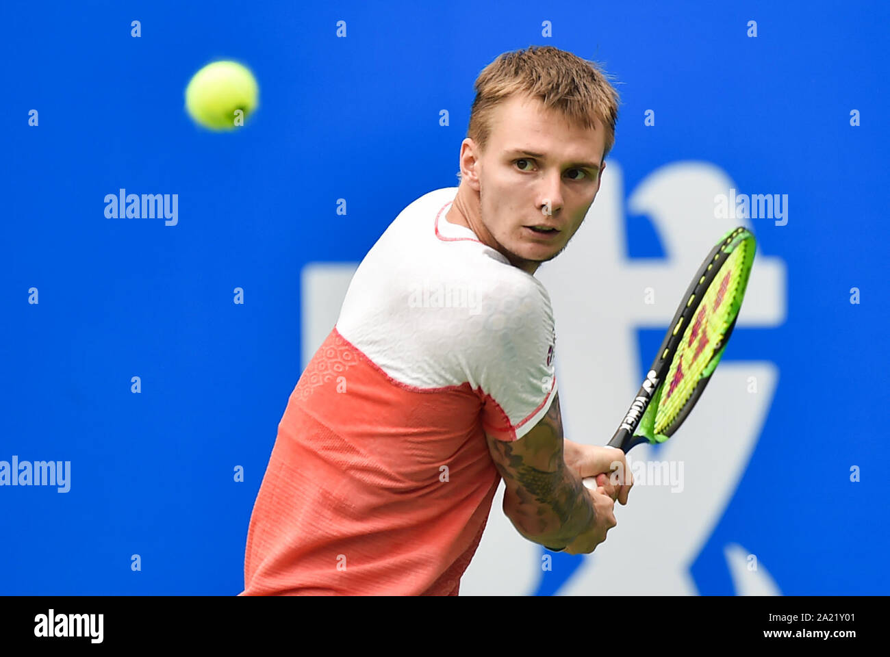 Alexander Bublik du Kazakhstan obtient la balle contre Pablo Carreno Busta d'Espagne lors de la finale de l'ATP en simple Hommes 2019 Chengdu ouvert dans la ville de Chengdu, dans le sud-ouest de la province chinoise du Sichuan, le 29 septembre 2019. Banque D'Images