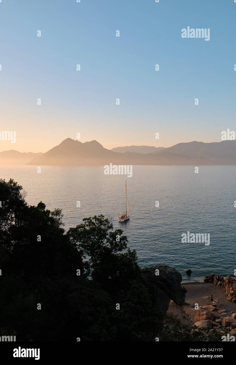 Un yacht amarré sur le littoral Corse et plage d'Plage de Ficaghjola / Plage de Ficajola et le golfe de Porto, Calanques de Piana Corse France. Banque D'Images