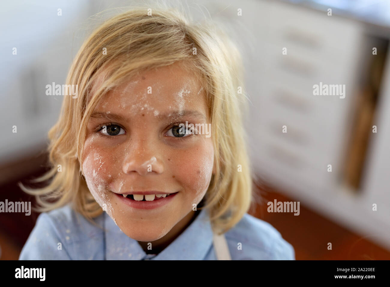 Boy making Christmas cookies à la maison Banque D'Images