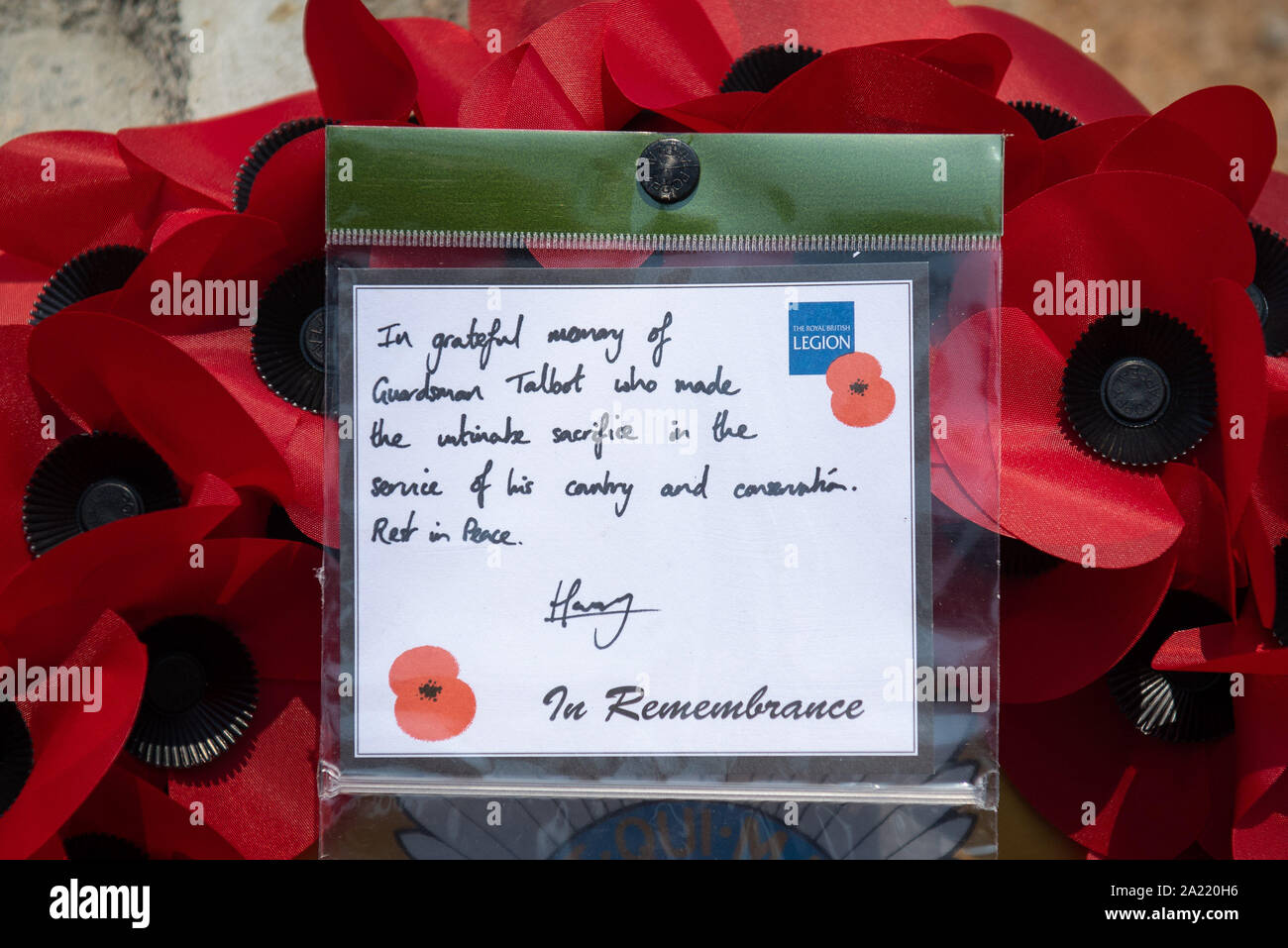 Les mots sur une couronne laissé par le duc de Sussex au memorial site sur le parc national de Liwonde au Malawi, Guardsman Mathew Talbot du Coldstream Guards, qui a perdu la vie en mai 2019 lors d'une patrouille anti-braconnage avec les gardes du parc, le huitième jour de la tournée royale de l'Afrique. Banque D'Images