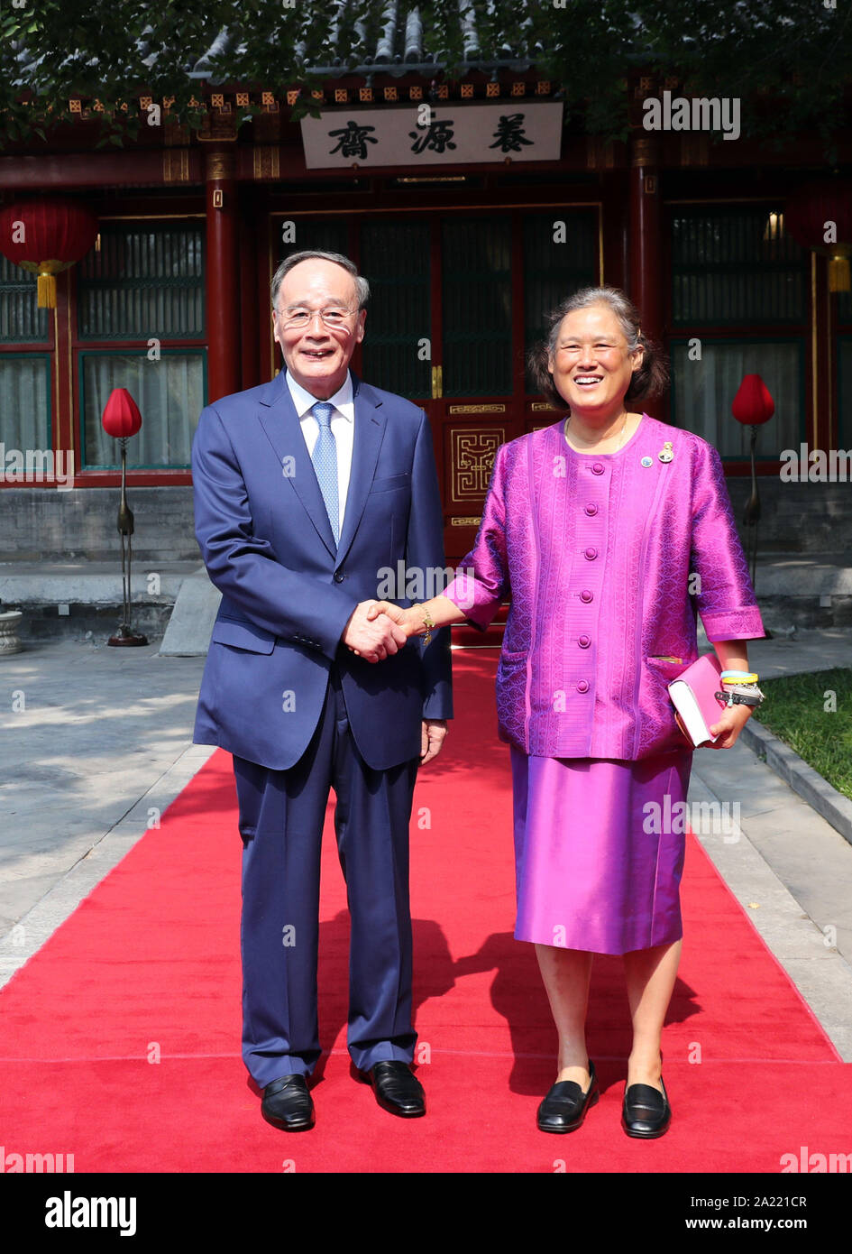 Beijing, Chine. Sep 30, 2019. Le Vice-président chinois Wang Qishan (L) rencontre avec Thai la Princesse Maha Chakri Sirindhorn au Diaoyutai State Guesthouse à Beijing, capitale de la Chine, 30 septembre 2019. Credit : Liu Weibing/Xinhua/Alamy Live News Banque D'Images