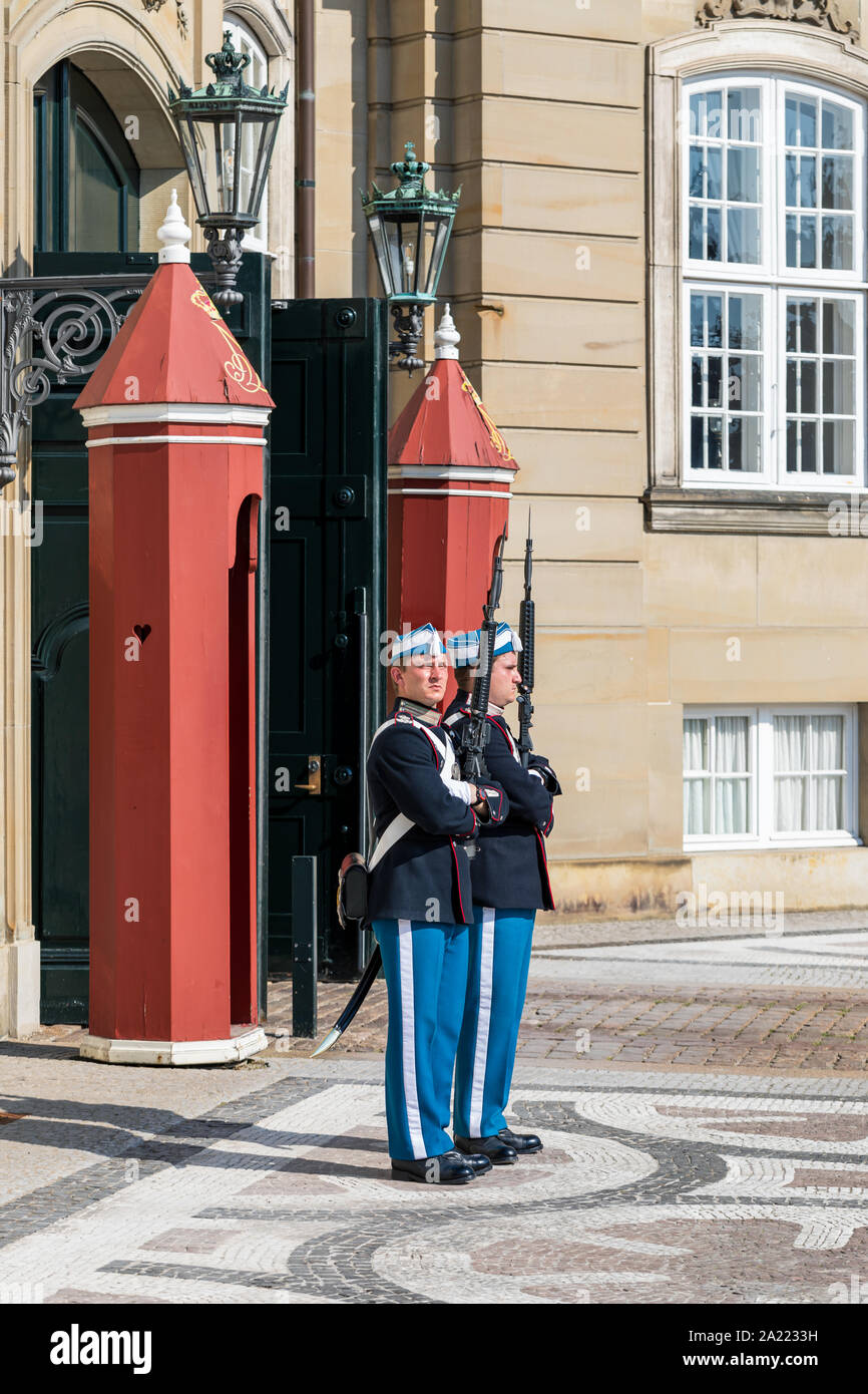 Deux gardes à l'extérieur de la vie royale, d'Amalienborg la maison de la famille royale danoise, Copenhague, Danemark Banque D'Images