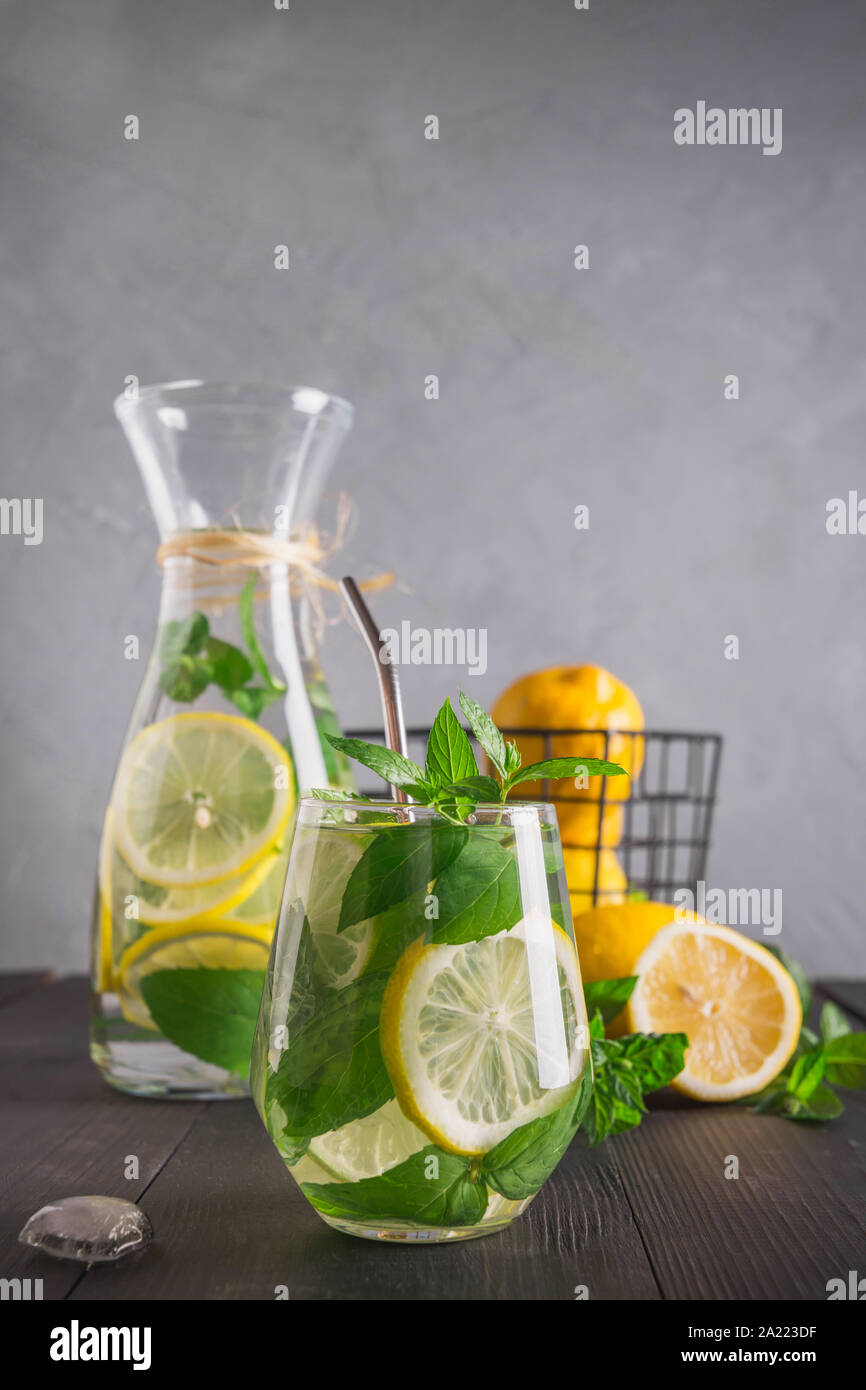 L'eau infusée avec du citron et de la menthe dans le verre. Close up. Boisson  detox sain pour le matin Photo Stock - Alamy