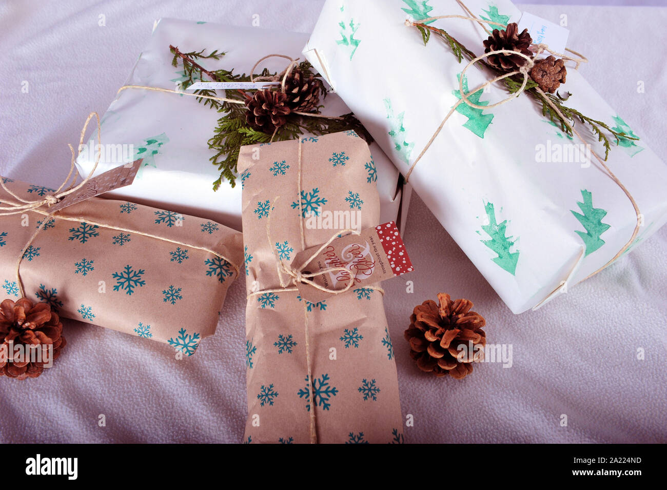 Cadeaux de Noël enveloppés dans du papier d'emballage fait maison. Papier  écologique et pinecones. Papier cadeau rustique Photo Stock - Alamy