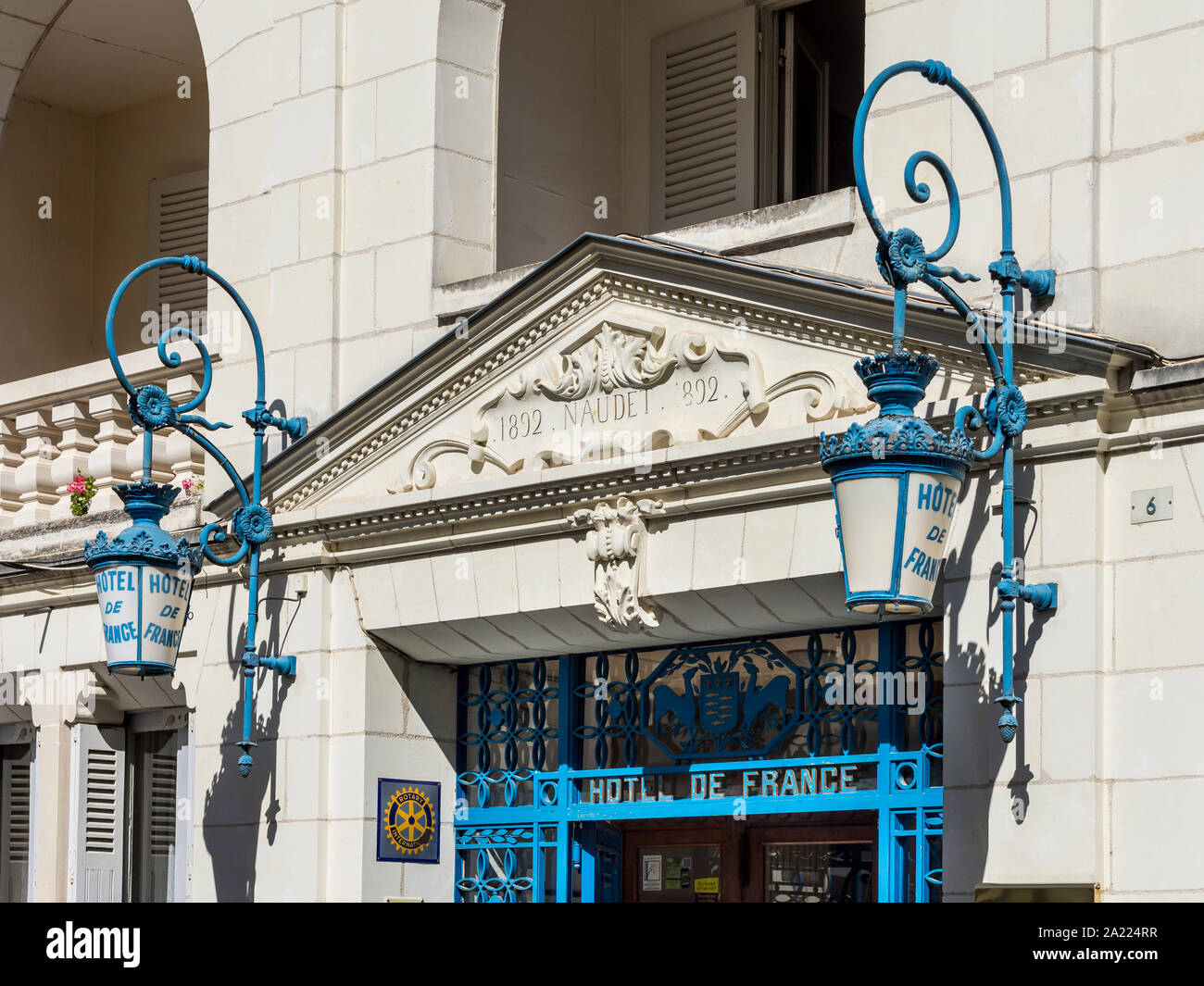 Ancien des lampes à l'entrée de 'Hôtel de France', Loches, Indre-et-Loire, France. Banque D'Images