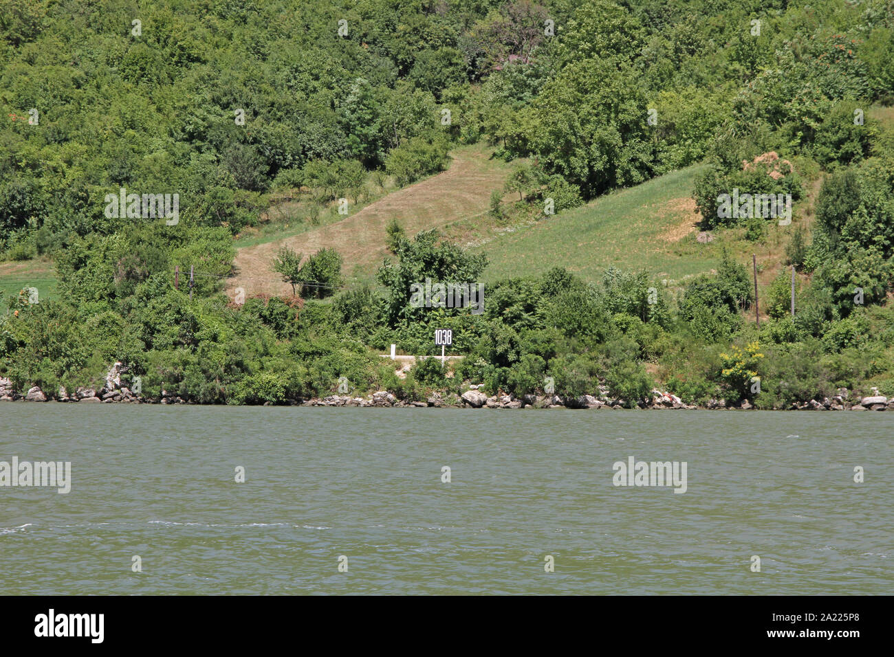 Danube à la Gorge de Djerdap à l'entrée du Parc National de Djerdap, frontière entre la Serbie et la Roumanie sur la partie roumaine dans Pescari. Serbia-Romania. Panneau indiquant la distance à la mer Noire sur la Route 57. Banque D'Images