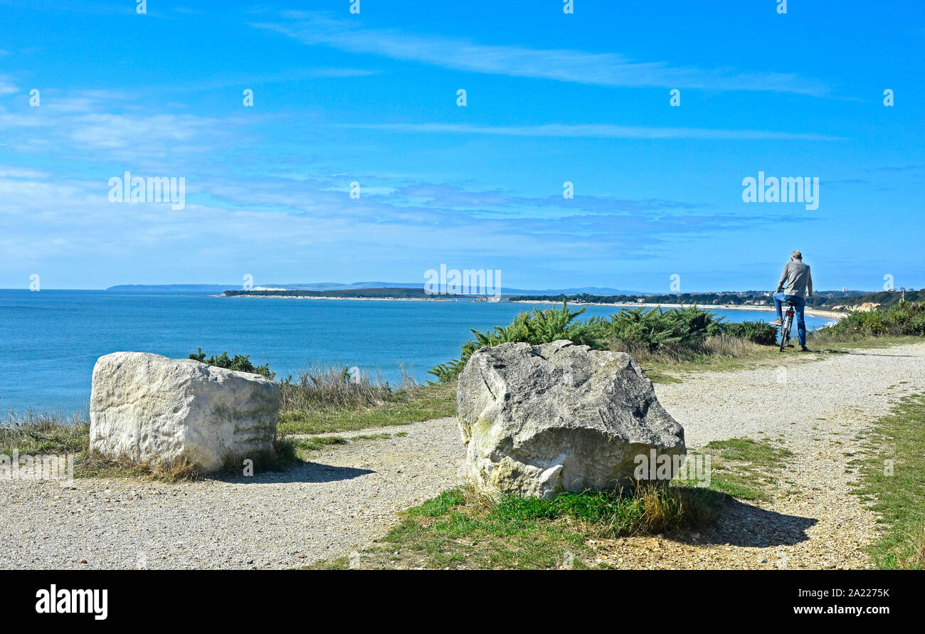 - Dorset Highcliffe - voie falaise - summertime - cycliste profitant de vue sur la baie - scenic Banque D'Images