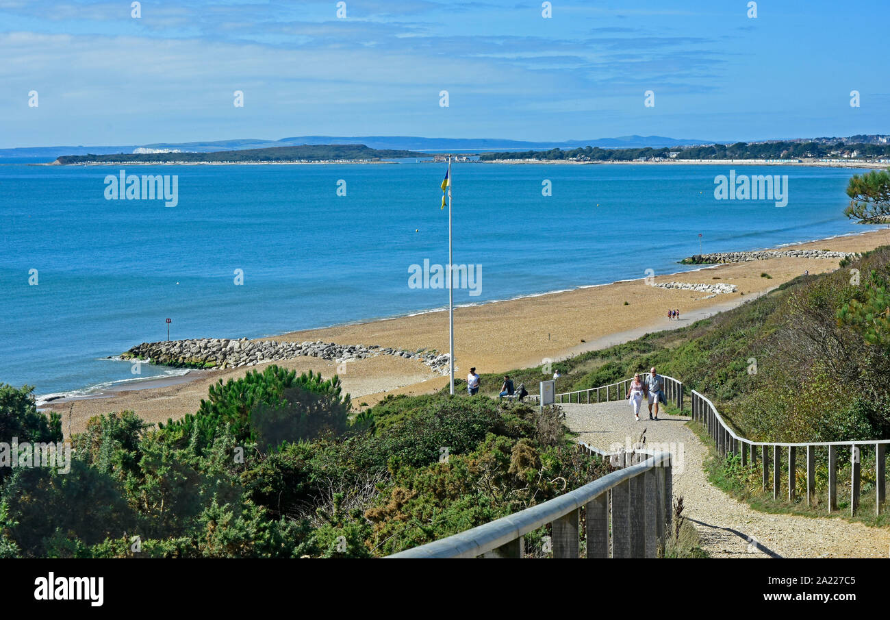 - Dorset Highcliffe - la plage et la baie - summertime Banque D'Images