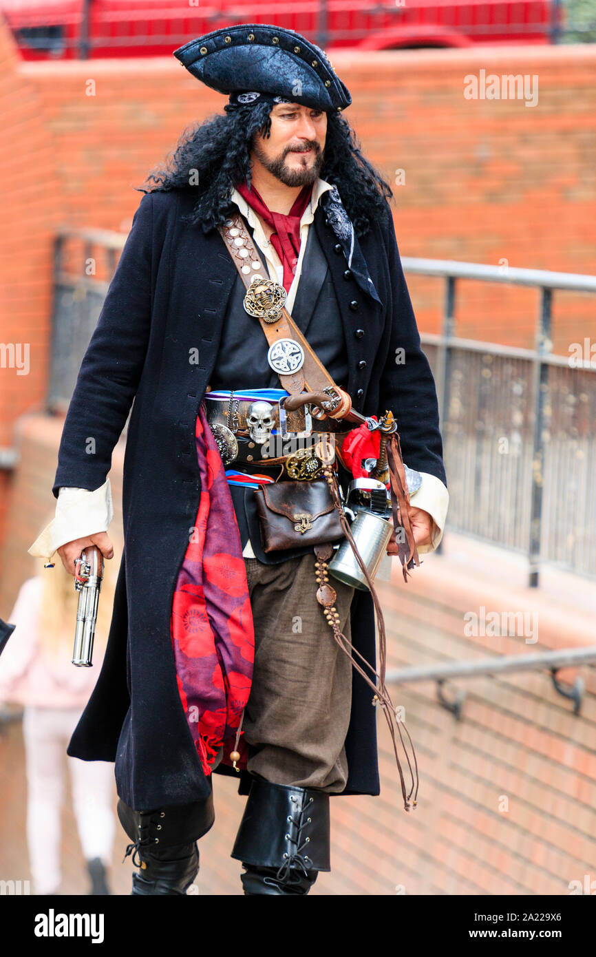 Jour pirate dans Hastings, Royaume-Uni. L'homme habillé en pirate  Blackbeard, le spectateur à marcher vers le long de rue avec pistolet en  main. Pas de contact visuel Photo Stock - Alamy