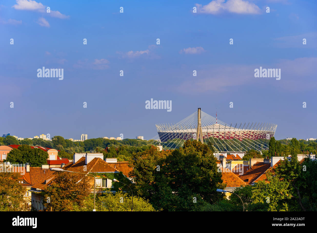 Ville de Varsovie en Pologne, ville au riche feuillage et sol carrelé chambre les toits, stade National à l'extrême fin. Banque D'Images