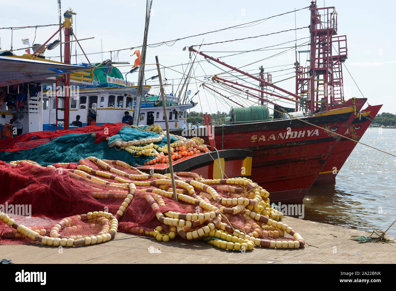 L'INDE, Karnataka, Mangaluru, ancien nom Mangalore, chalutier en port de pêche pendant la mousson, les chaluts de pêche en plastique et les cordes qui sont une source majeure de pollution des océans en plastique et dangereux pour les animaux de la mer Banque D'Images