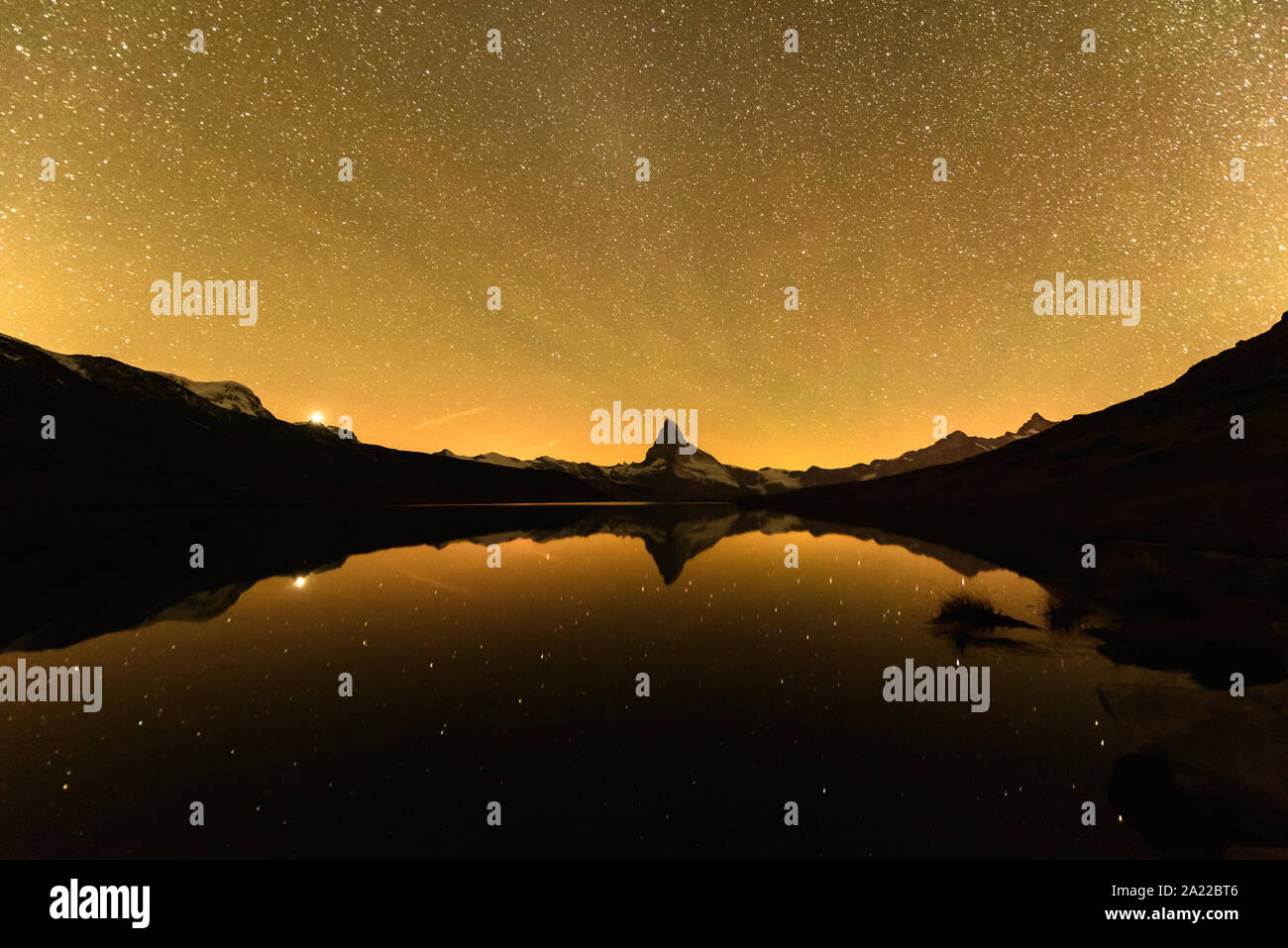 Vue de nuit incroyable lac Stellisee avec Cervin Cervin sommet dans les Alpes suisses. Des millions d'étoiles dans le pré-ciel lumineux. Zermatt resort lieu, en Suisse. L'astrophotographie paysage Banque D'Images