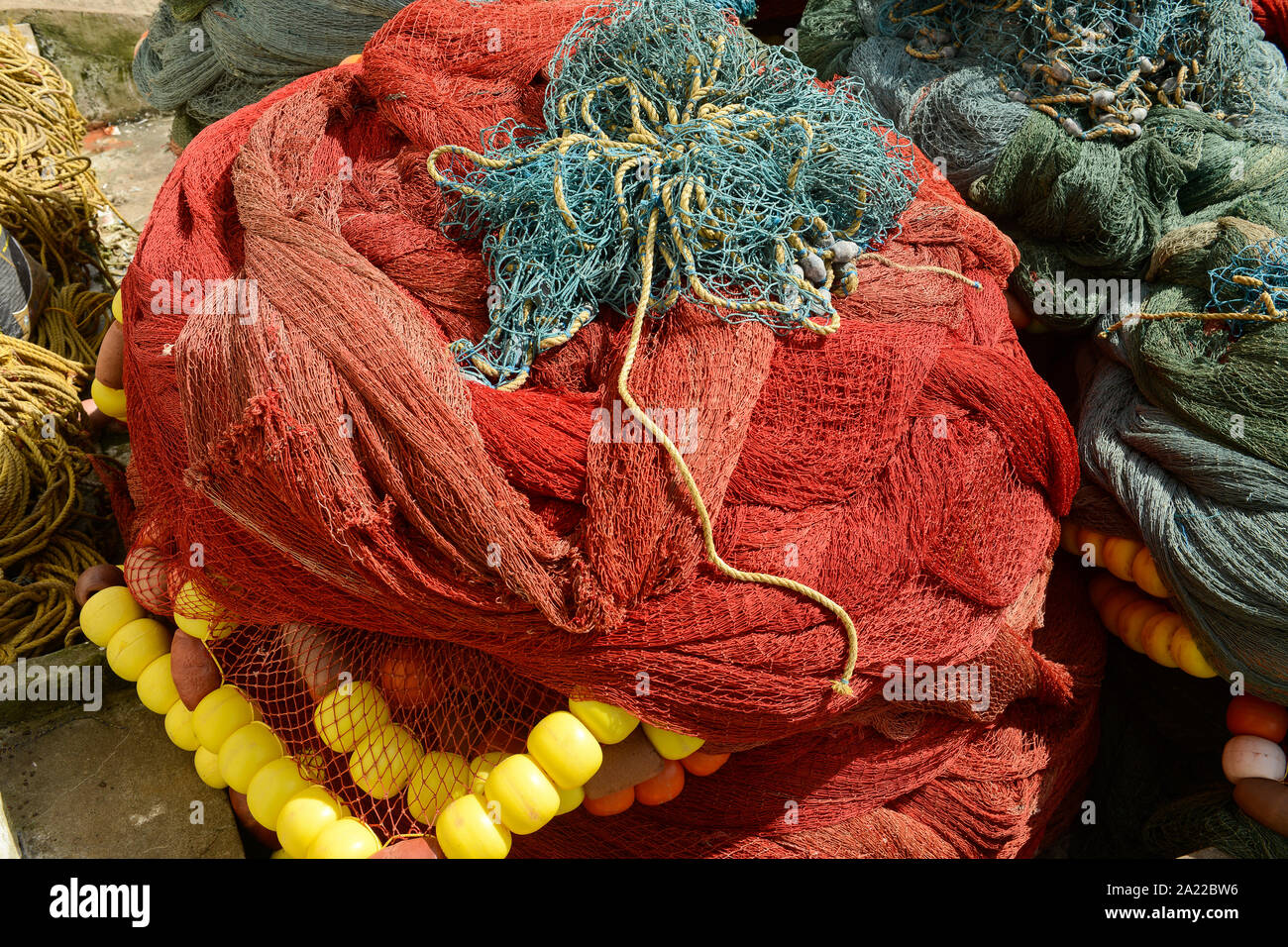 L'INDE, Karnataka, Mangaluru, ancien nom Mangalore, chalutier en port de pêche pendant la mousson, les chaluts de pêche en plastique et les cordes qui sont une source majeure de pollution des océans en plastique et dangereux pour les animaux de la mer Banque D'Images