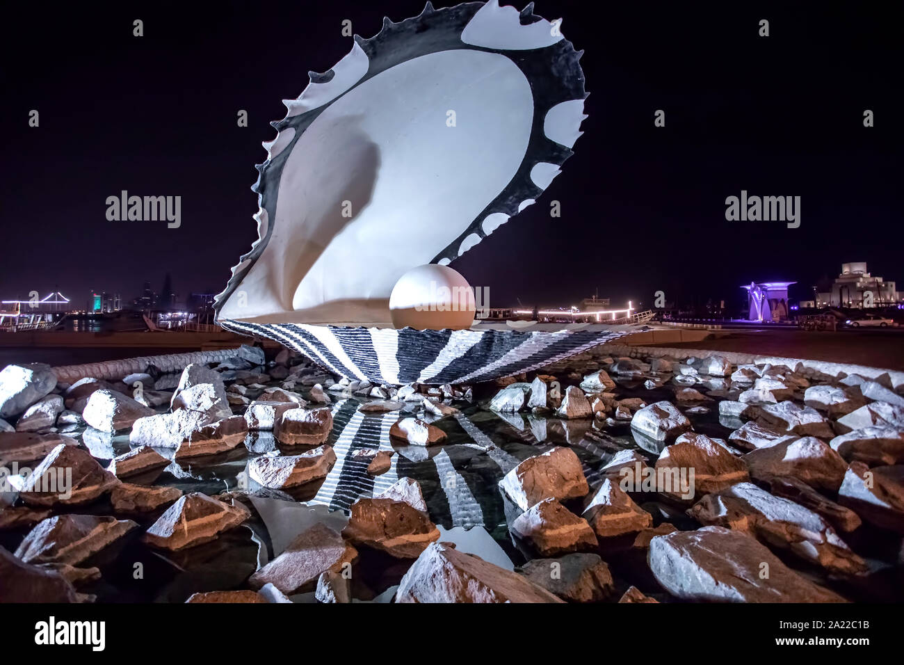 Monument célèbre Shell avec Perl est vue de Doha, au Qatar. Monument de Shell dans la nuit. Banque D'Images