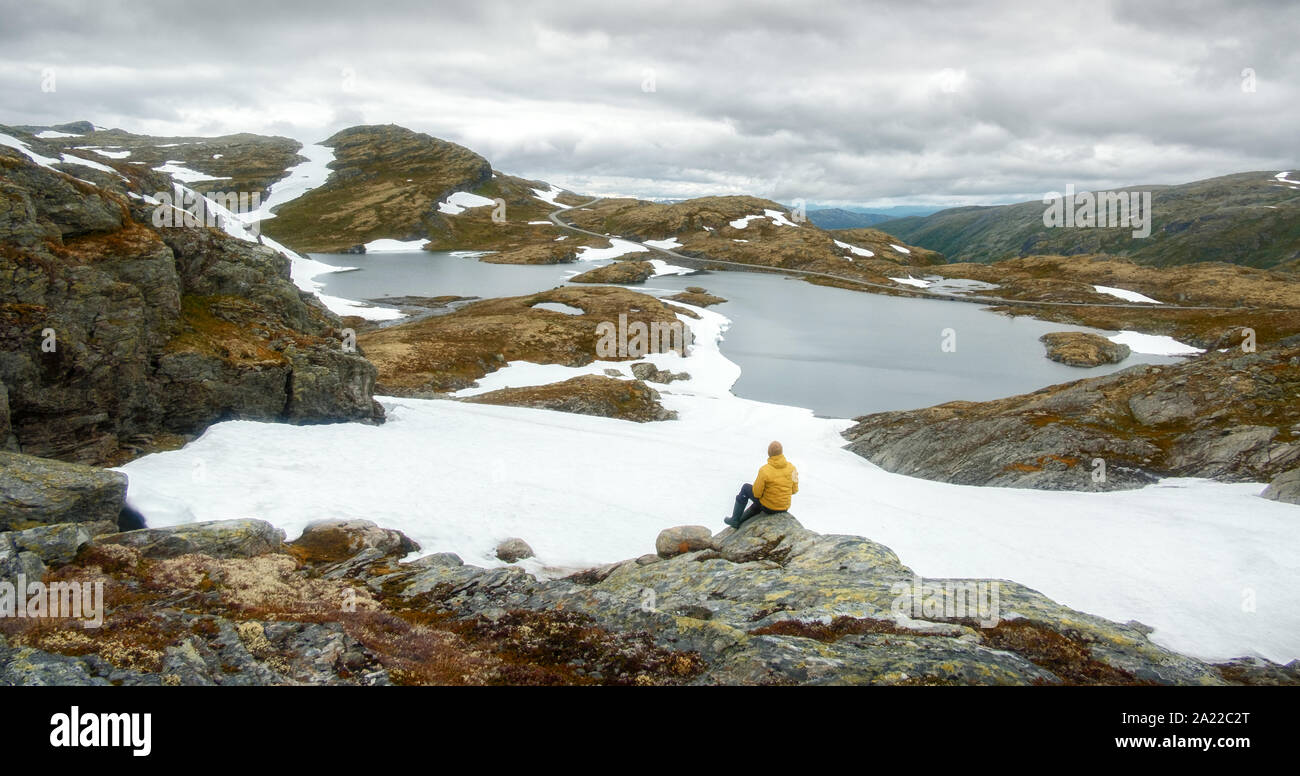 Panorama du paysage norvégien avec les montagnes enneigées et le lac clair près de la célèbre Bjorgavegen Aurlandsvegen (route de montagne), Aurland, Norvège Banque D'Images