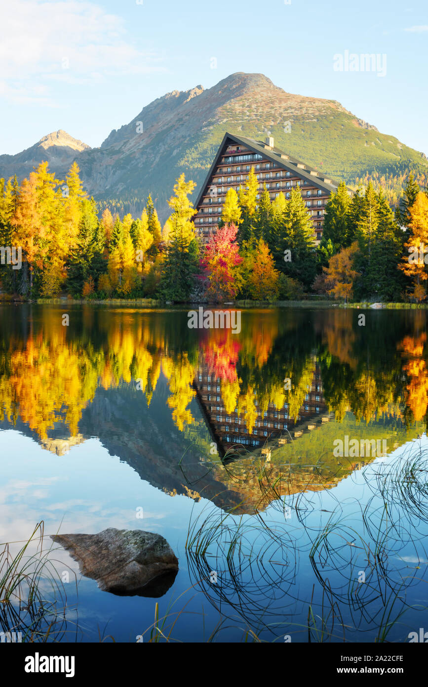Lac de montagne Strbske Pleso (lac de Štrbské) à l'automne. Le parc national des Hautes Tatras, Slovaquie Banque D'Images