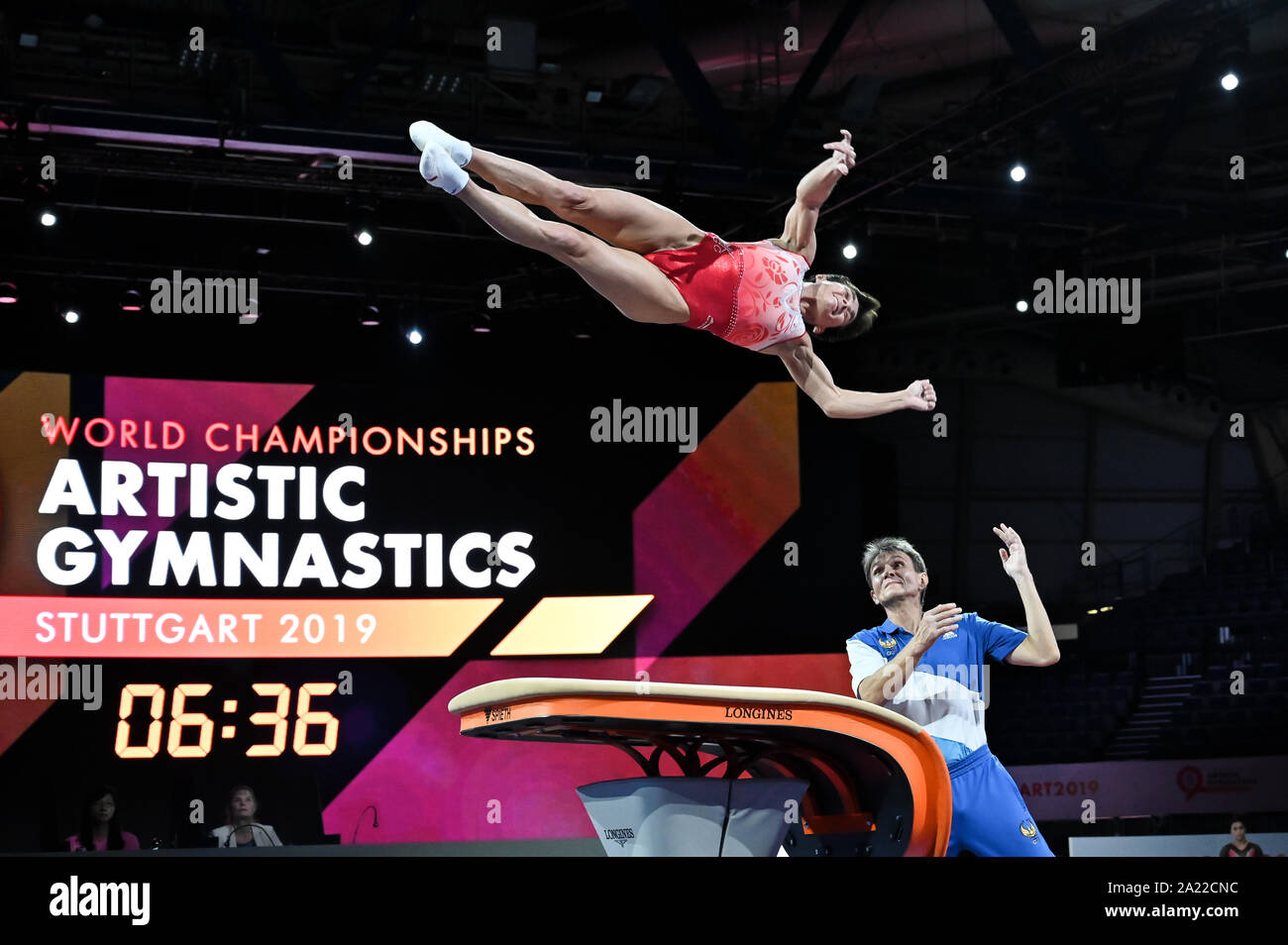 Stuttgart, Allemagne. Sep 30, 2019. OKSANA CHUSOVITINA pratiques d'Ouzbékistan sur la voûte durant la formation dans le podium Hanns-Martin-Schleyer-Halle à Stuttgart, Allemagne. Credit : Amy Sanderson/ZUMA/Alamy Fil Live News Banque D'Images