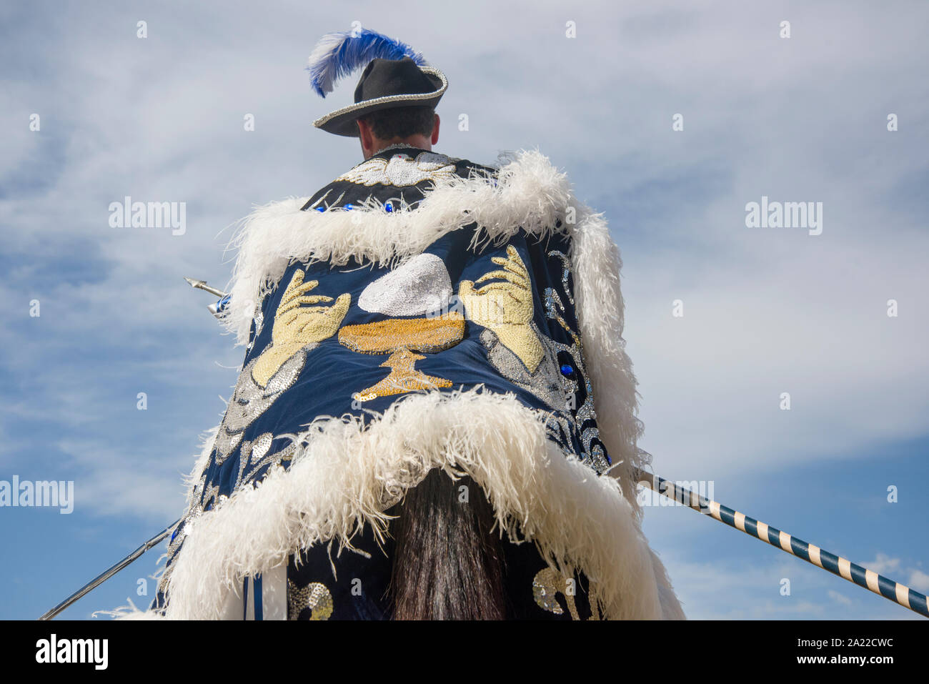 Plume sur un chapeau et cape de Chevalier dans l'Cavalcades de Pirenopolis  Photo Stock - Alamy