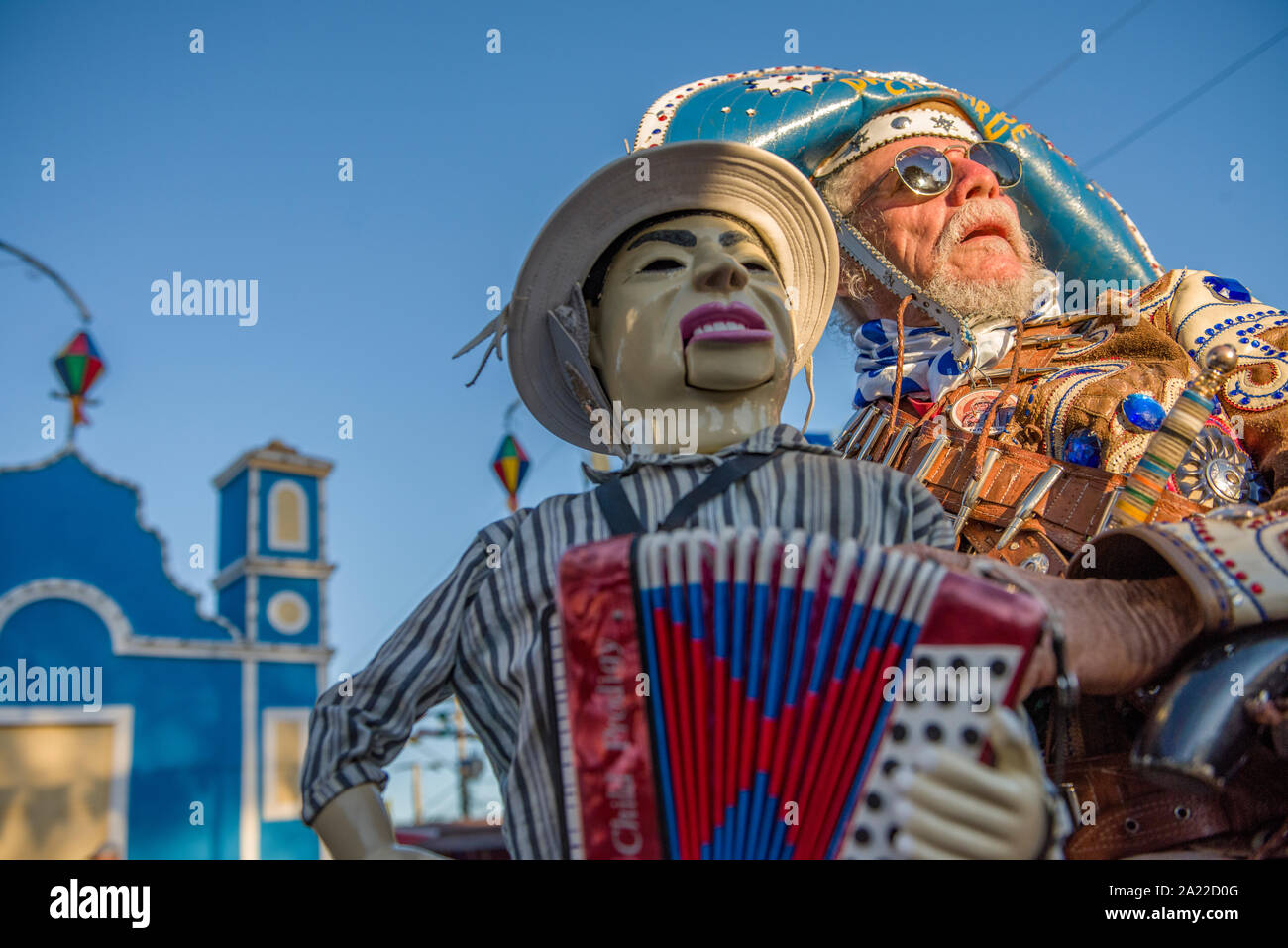 Interprète divertir les gens avec son ventriloque pendant le coucher du soleil Banque D'Images