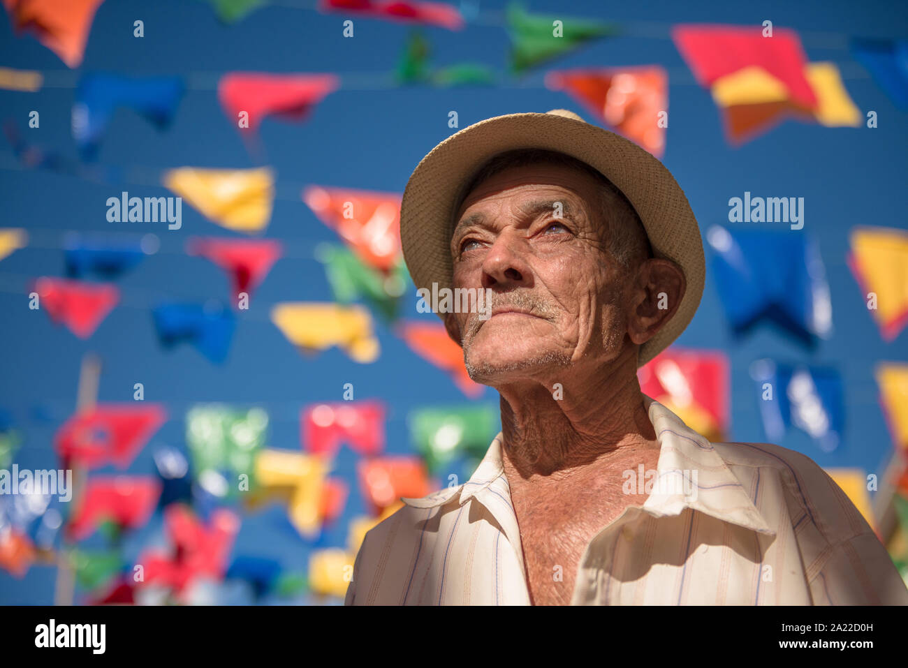 Man et fanions colorés sur Festival Juin dans le nord-est du Brésil Banque D'Images