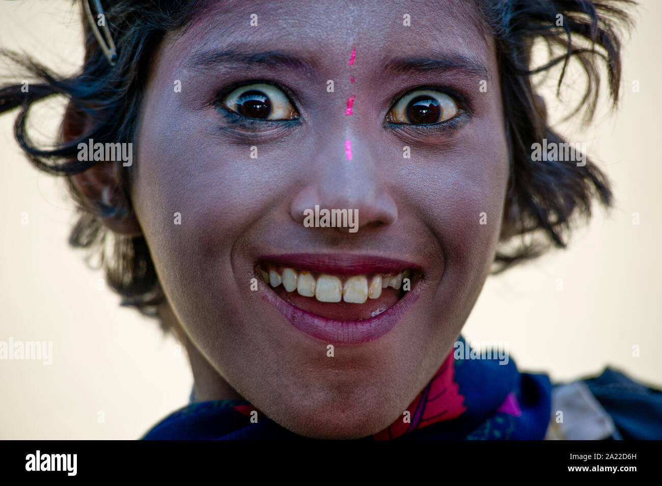 Portrait de jeune fille surprise Rajasthani avec peinture sur visage Banque D'Images