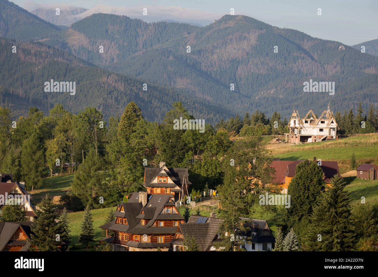 Un paysage de l'antenne de nouveaux logements qui est dominé par les montagnes de Tatra dans la ville polonaise de Koscielisko, le 16 septembre 2019, près de Zakopane, Pologne, Malopolska. La richesse locale encourage le tourisme de court séjour appartements et propriétés de Zakopane et de la région du Parc National des Tatras, une destination très populaire pour les activités de plein air des villes-pôles d'habitation mais au prix de l'environnement local et du paysage. Banque D'Images