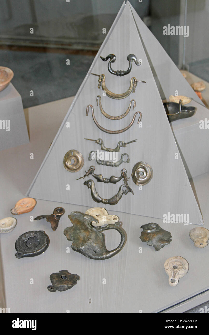 Collection Bijoux, pendentifs, ornements décoratifs, lampes et autres métaux sur l'affichage dans une vitrine au Musée Archéologique National Djerdap, Beograd, Serbie. Banque D'Images