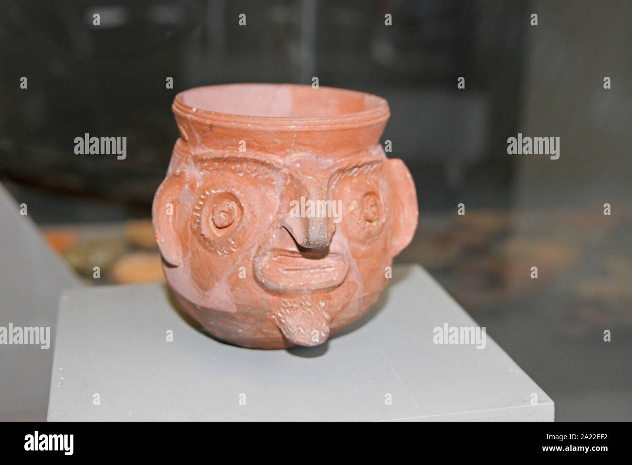 Pot en argile avec visage sculptés, Musée Archéologique National Djerdap, Beograd, Serbie. Banque D'Images