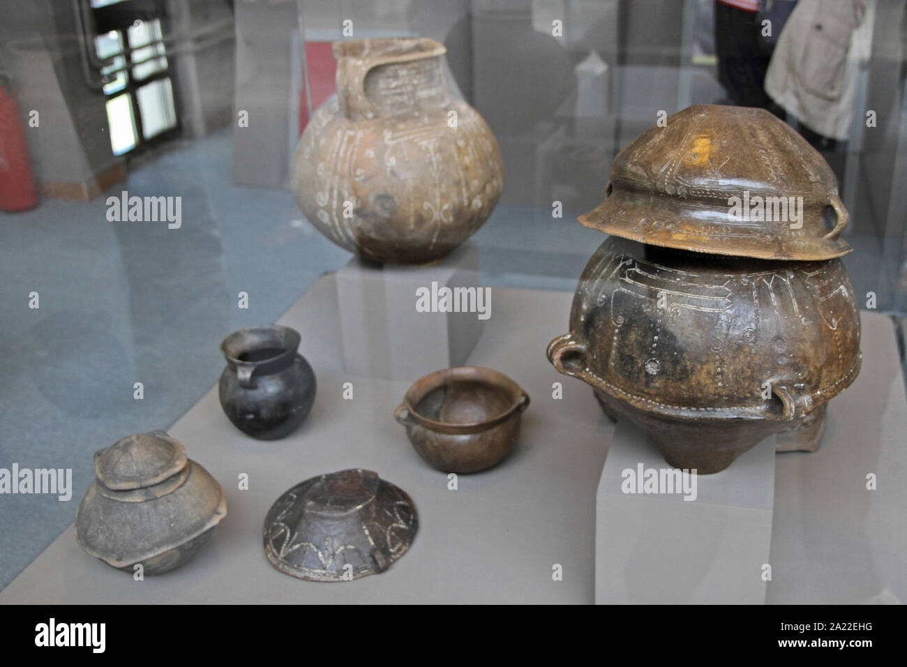 Ancienne collection de pots d'argile et de bidons, Musée Archéologique National Djerdap, Beograd, Serbie. Banque D'Images