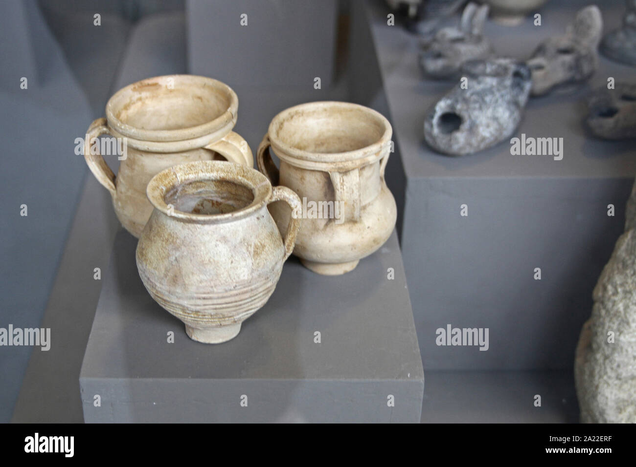 Collection de trois pots d'argile, Musée Archéologique National Djerdap, Beograd, Serbie. Banque D'Images